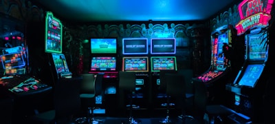 云端观赛直播中心多屏幕显示实时体育赛事画面